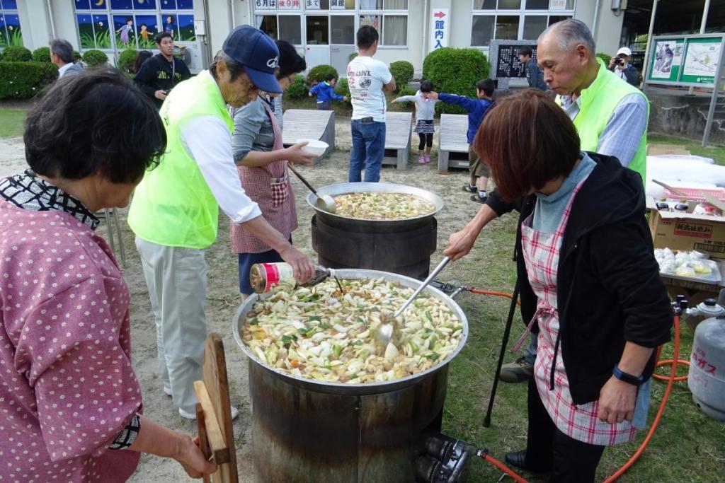 鳥川特製「猪汁」の振る舞い