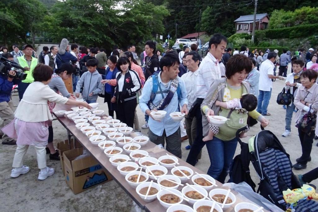 風が肌寒い日だったこともあり猪汁は大人気！