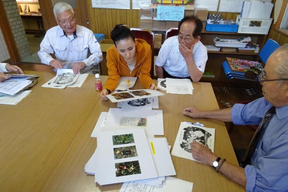 古田先生（右端）の豊富な資料