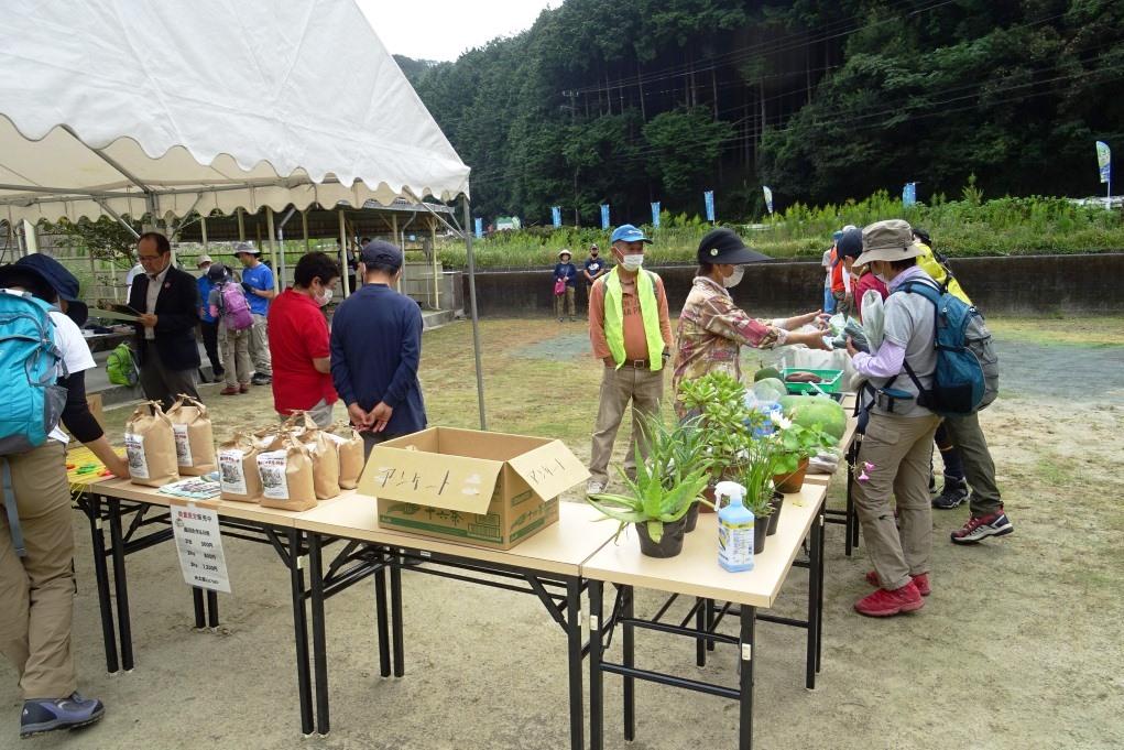 地元でとれたお米や野菜の販売も行われていました