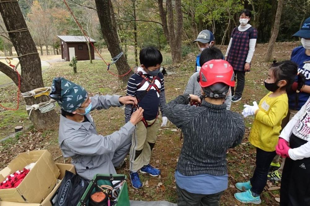 ハーネスとヘルメットをつけて