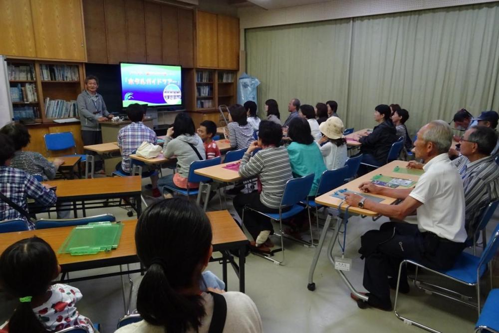 ホタル学校の教室で勉強