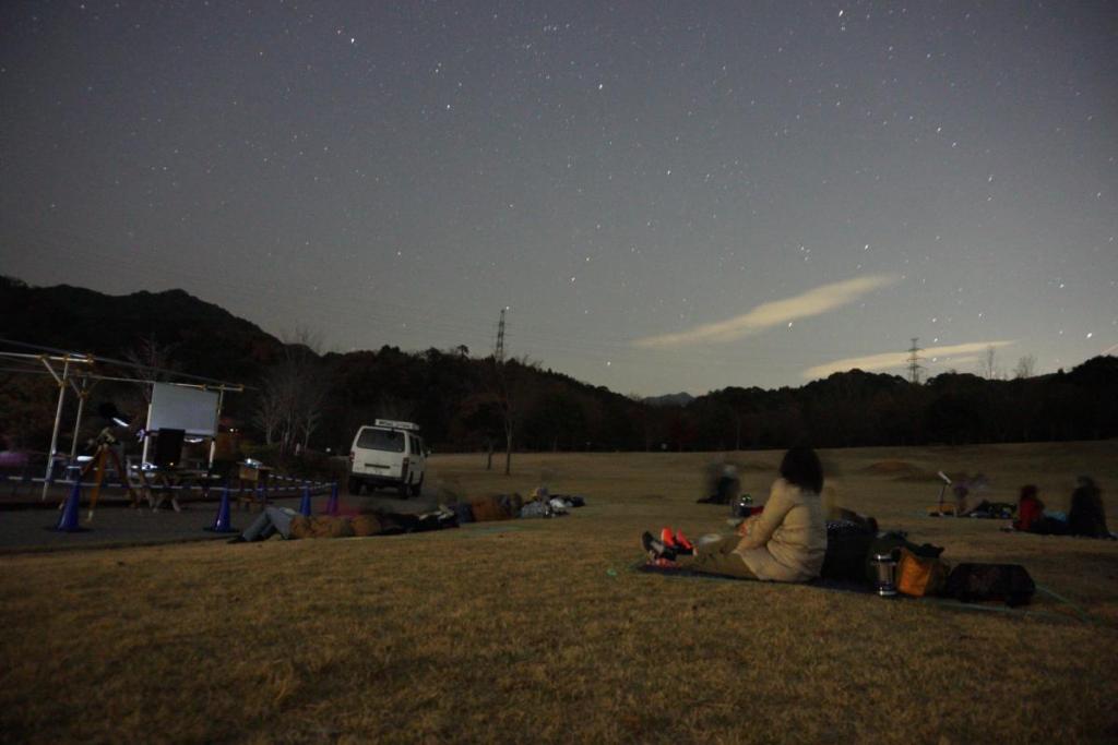 芝生に寝そべって流れ星を待つ