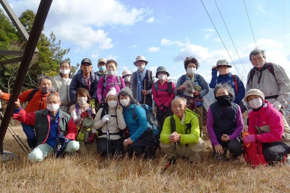 頂上に着きました！全員で記念撮影、とても良い顔ですね！