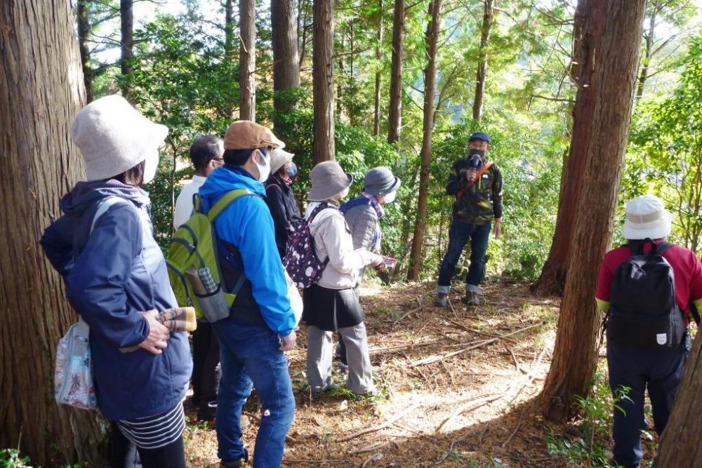 ホタル保存会アドバイザーの竹内氏。みなさん熱心に説明を聞いています！