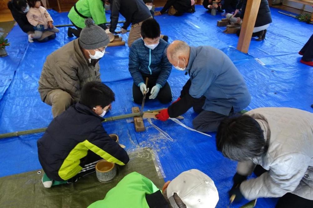 細い竹を斜めの型に合わせます。