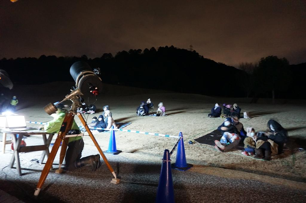 望遠鏡の映像で観察