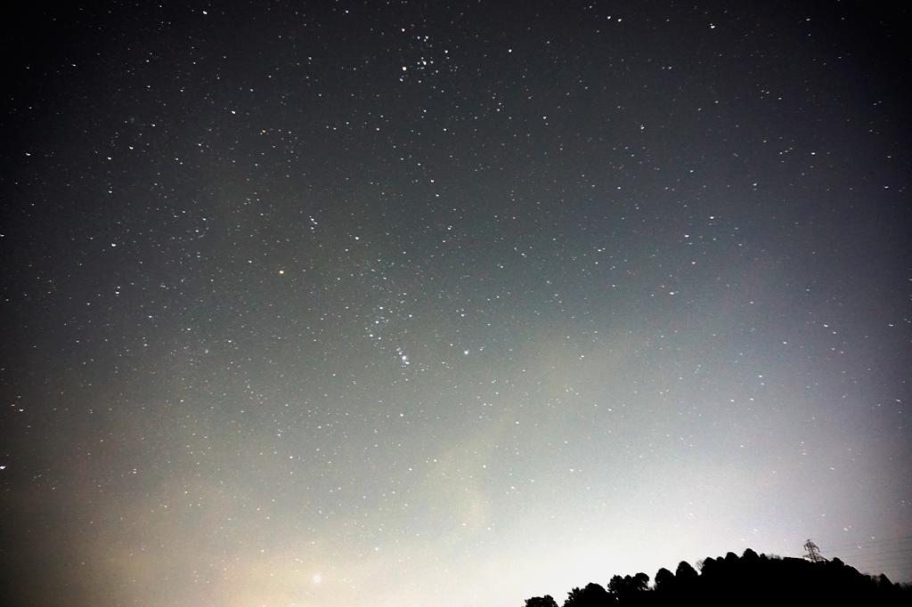 わんパークの星空（山際は光害）