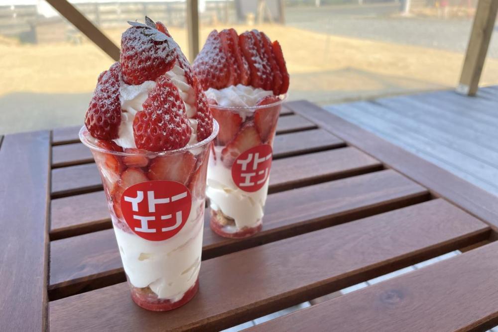 写真左前が「たっぷりいちごホイップ」です！