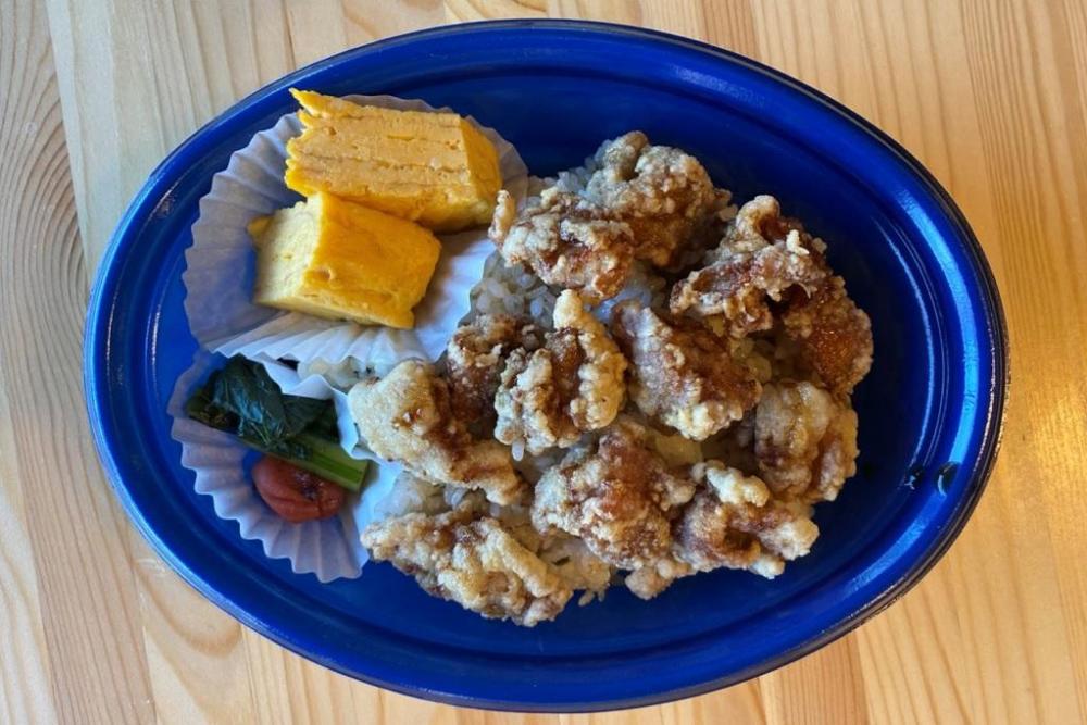 岡崎おうはん地鶏 唐揚げまぶしめし／780円＋税