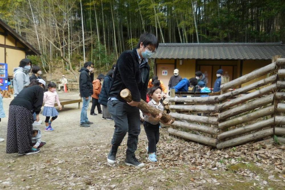 ホダ場横の仮伏せ場に運んでます