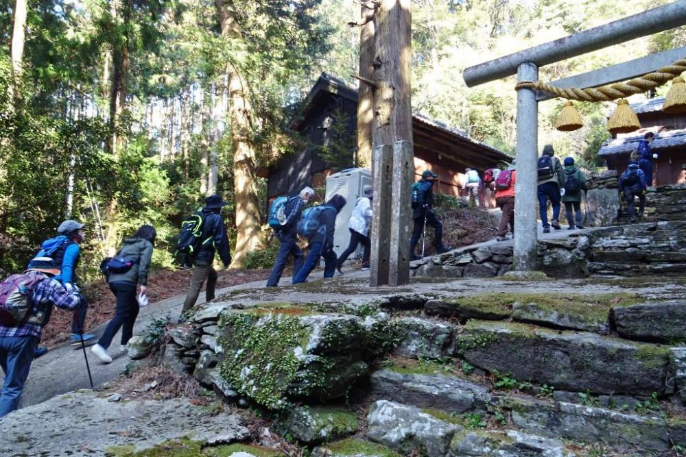 神明宮に到着。上り坂で少し息がきれますね。