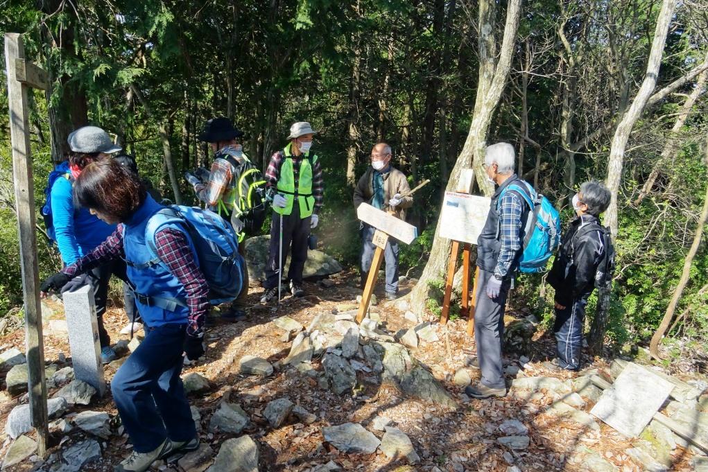 水晶山山頂でも少し休憩を取ります。風が気持ちいですね！