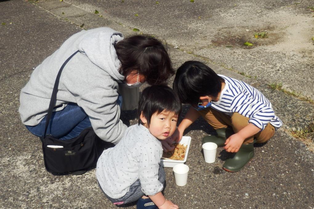 優しく、丁寧に、ホタルを探しています！