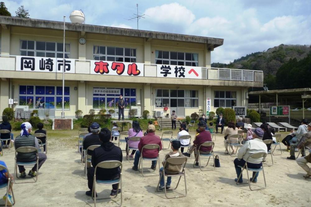 ホタルの幼虫放流式の様子