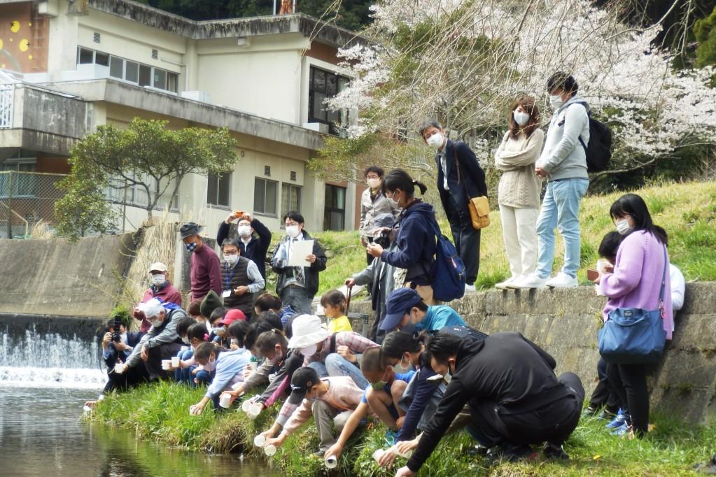 放流の瞬間②