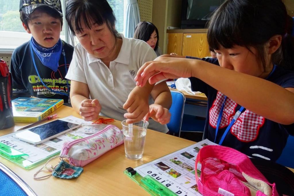 持ち寄った川の水をパックテストで調べます