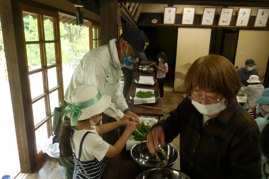 手もみと乾燥の繰り返しです