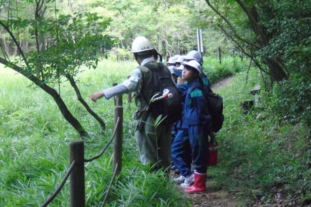 小玉会長と東海中学校の生徒たち