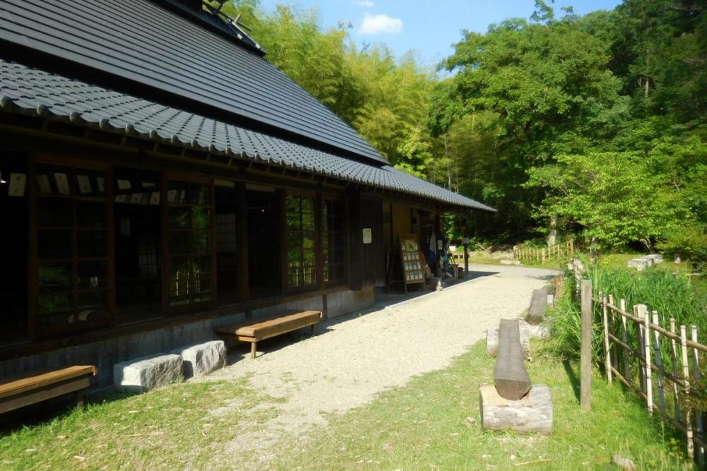 管理棟（室内イベントのない日は飲食、休憩にどうぞ！）★三密には注意！！