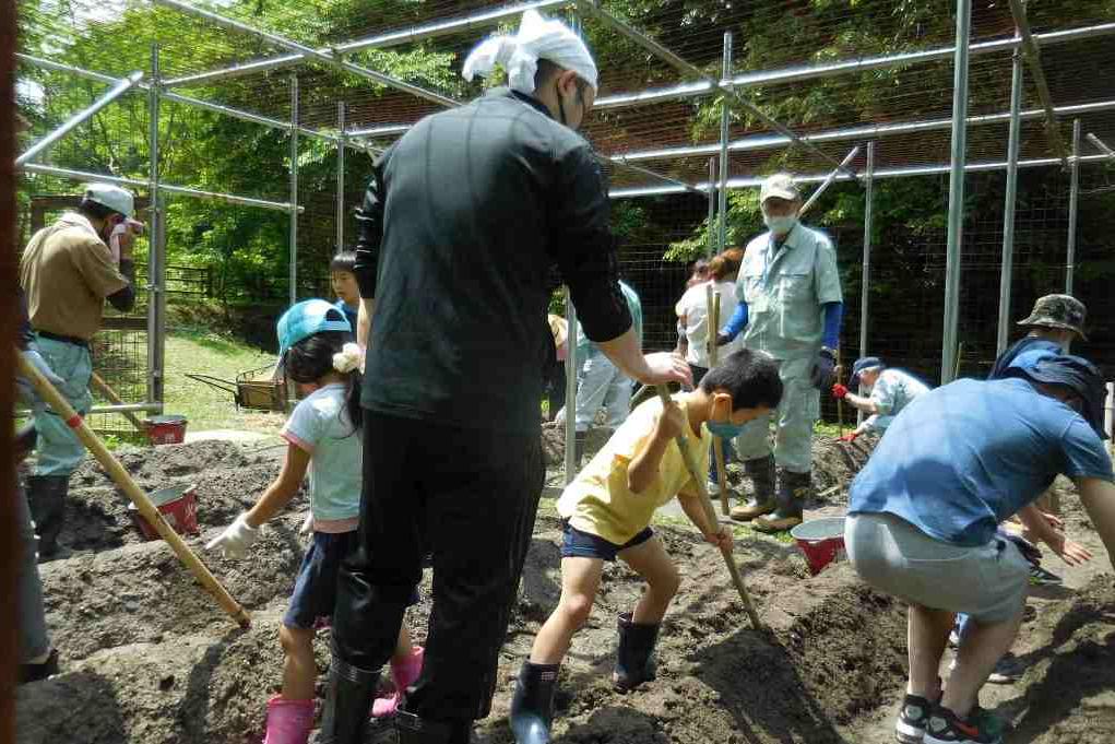 ちょっと斜めからあけます。