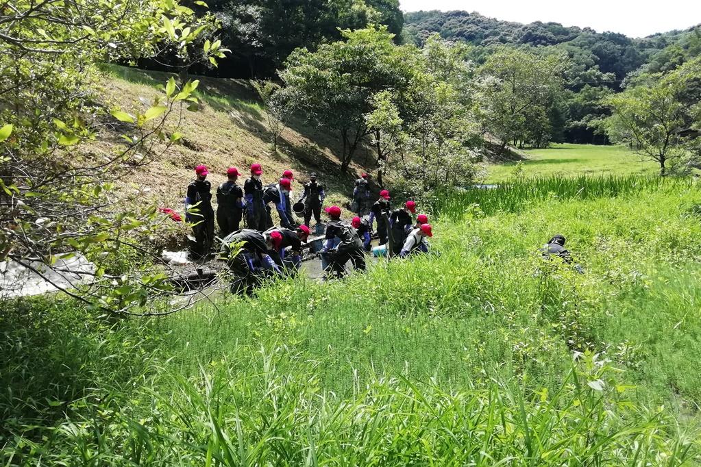 慣れない胴長をはいていざ池の中へ！！
