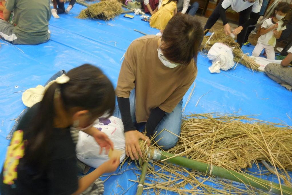 頭にする布袋(ぬのぶくろ)に稲わらをつめて骨組に差し込みます。