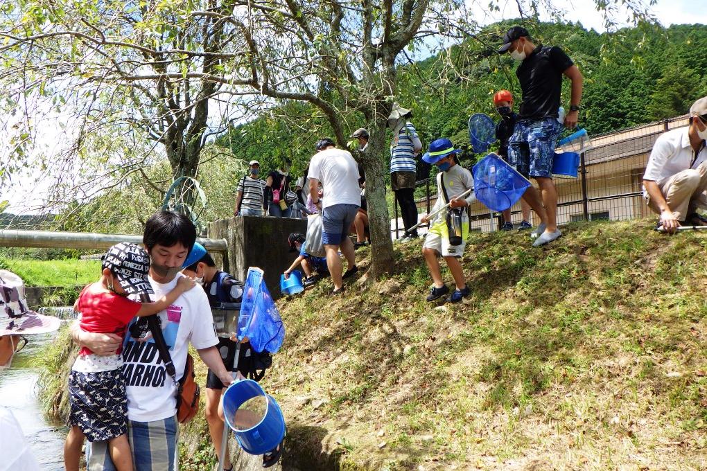 慌てず気を付けて川へ下りていきます！