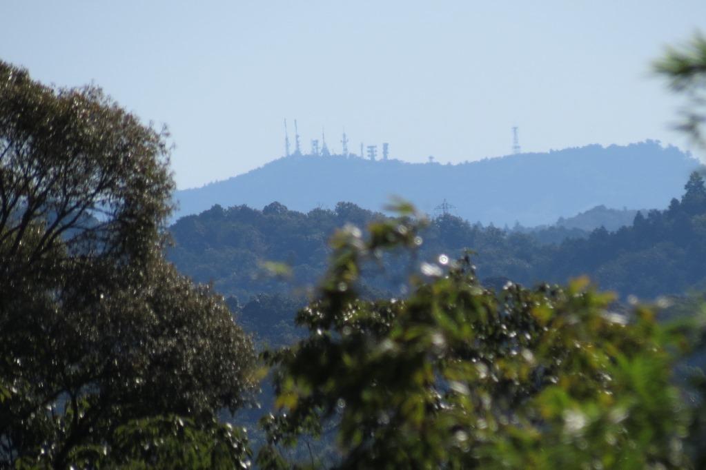 八ツ木天ケ峯から見える本宮山の電波塔