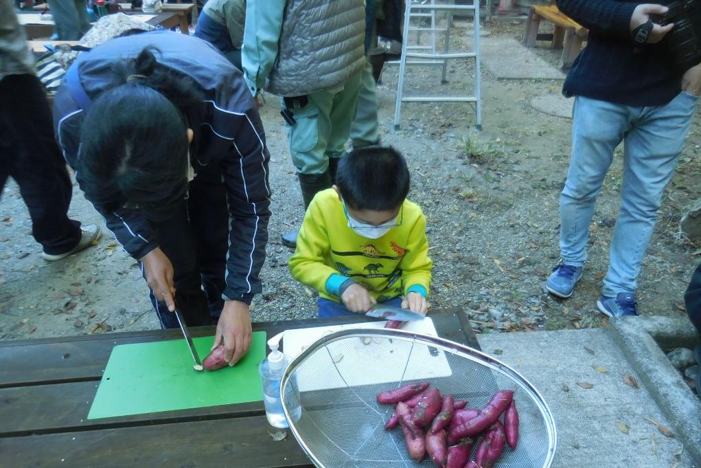 傷んだ部分を切り取ります。