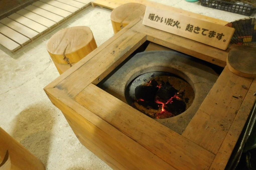 管理棟、炭火で暖をとってください。