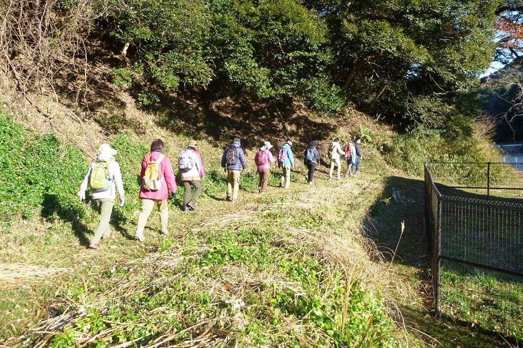 ホタル学校の裏から愛宕山新道を目指します！！