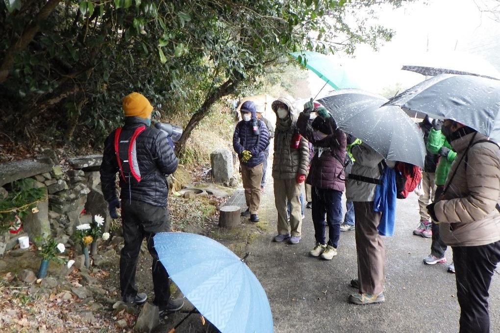 大岩の水の近くにある「馬頭観音」に到着しました。