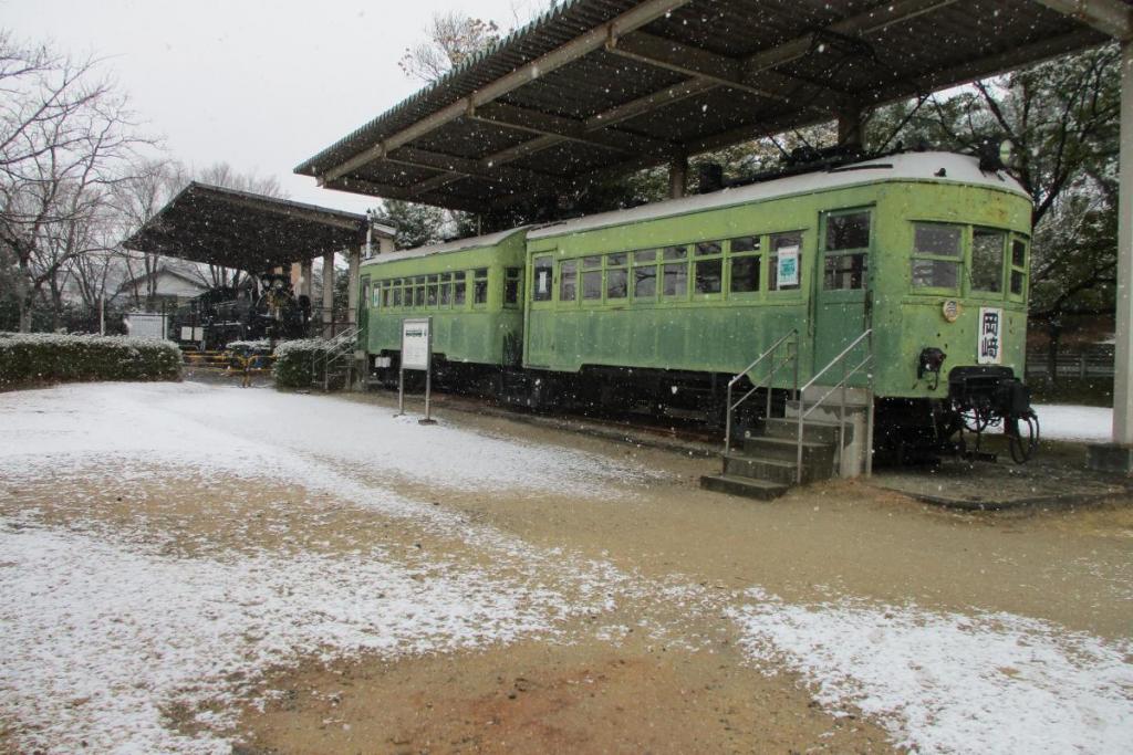 交通広場　緑の電車