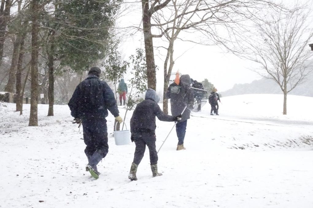 雪中行軍で池へ