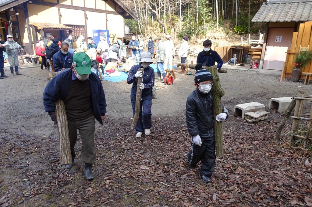 ホダ場へ運搬、結構重たいです。