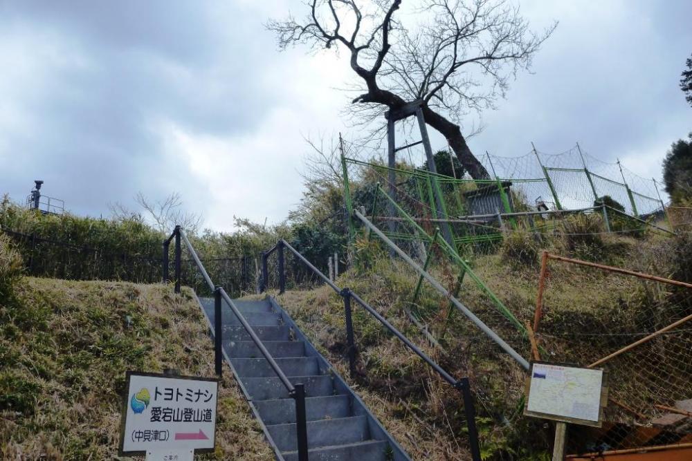 途中鳥川の名木「トヨトミ梨」があります！