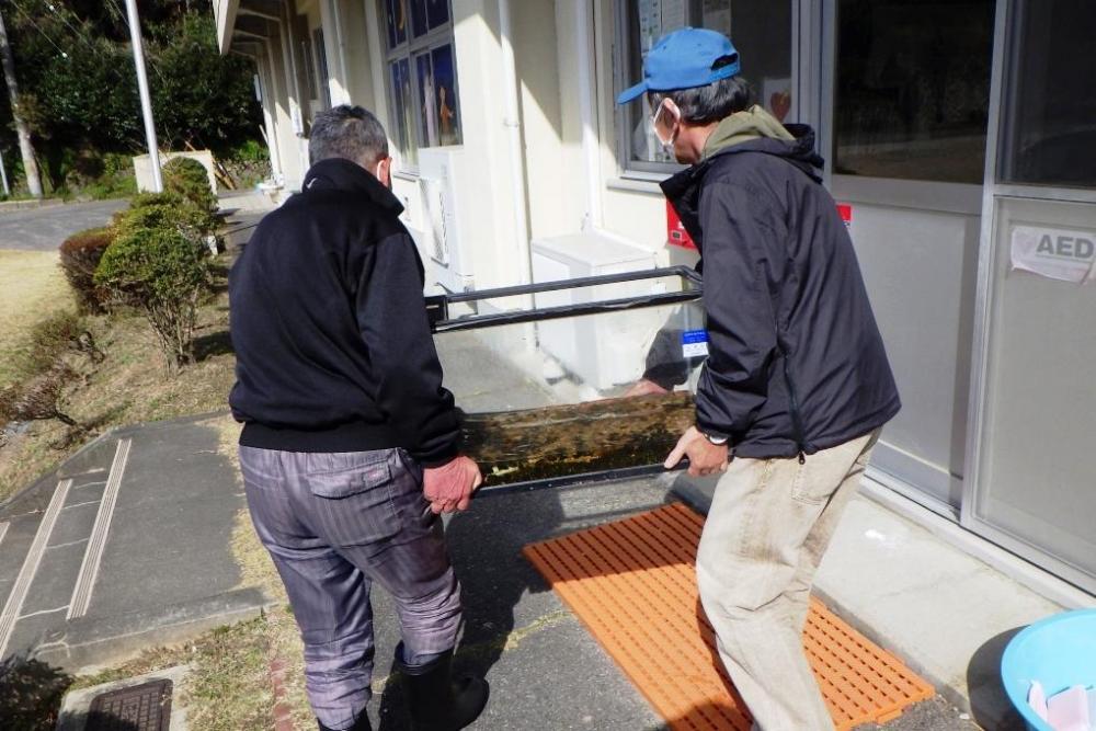 少し重たいですが水槽を作業場所へ運びます！