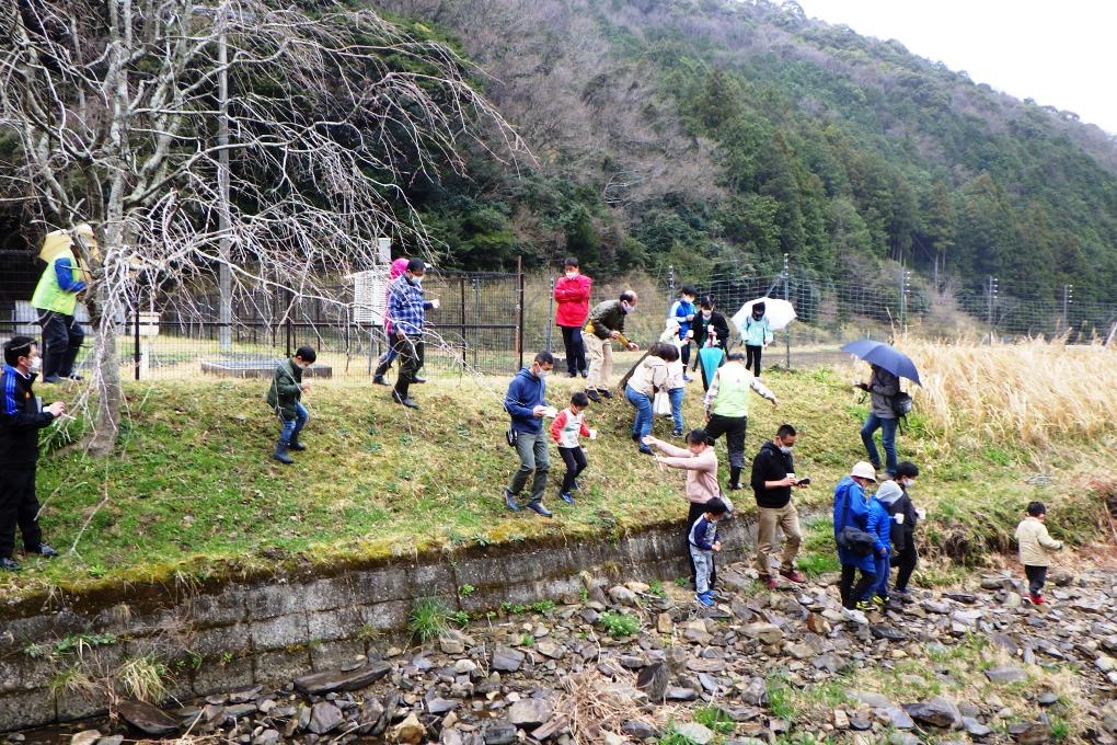 放流場所へ移動！滑りやすいので足元に気を付けます