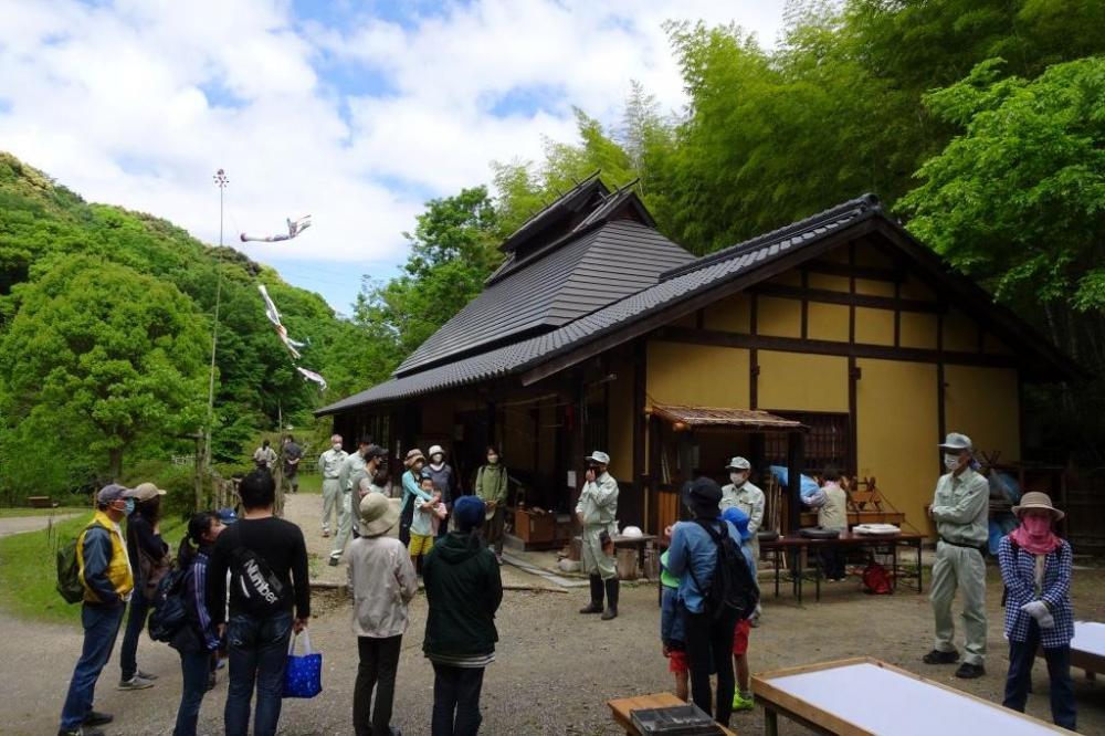まずは管理棟前で本日の予定の説明です。