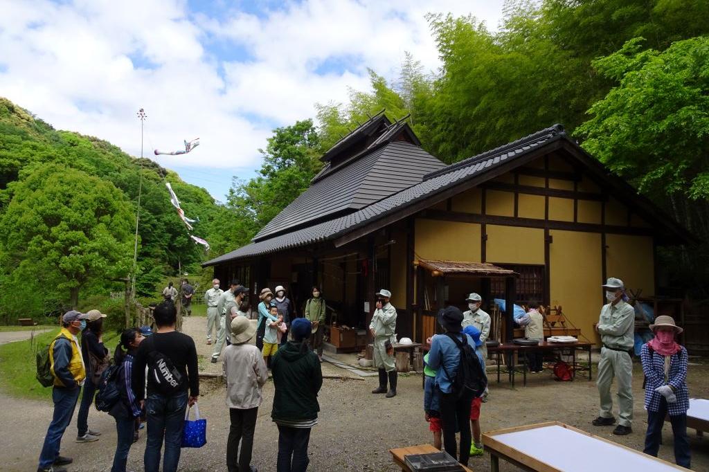 まずは管理棟前で本日の予定の説明です。