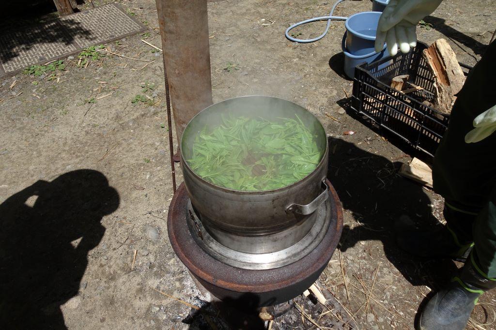 まずは、約1分蒸します。緑が濃くなります。