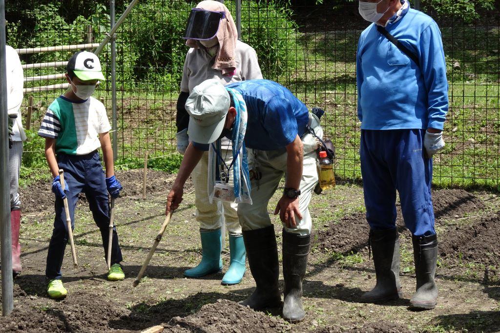 森の畑に入って作業の説明。