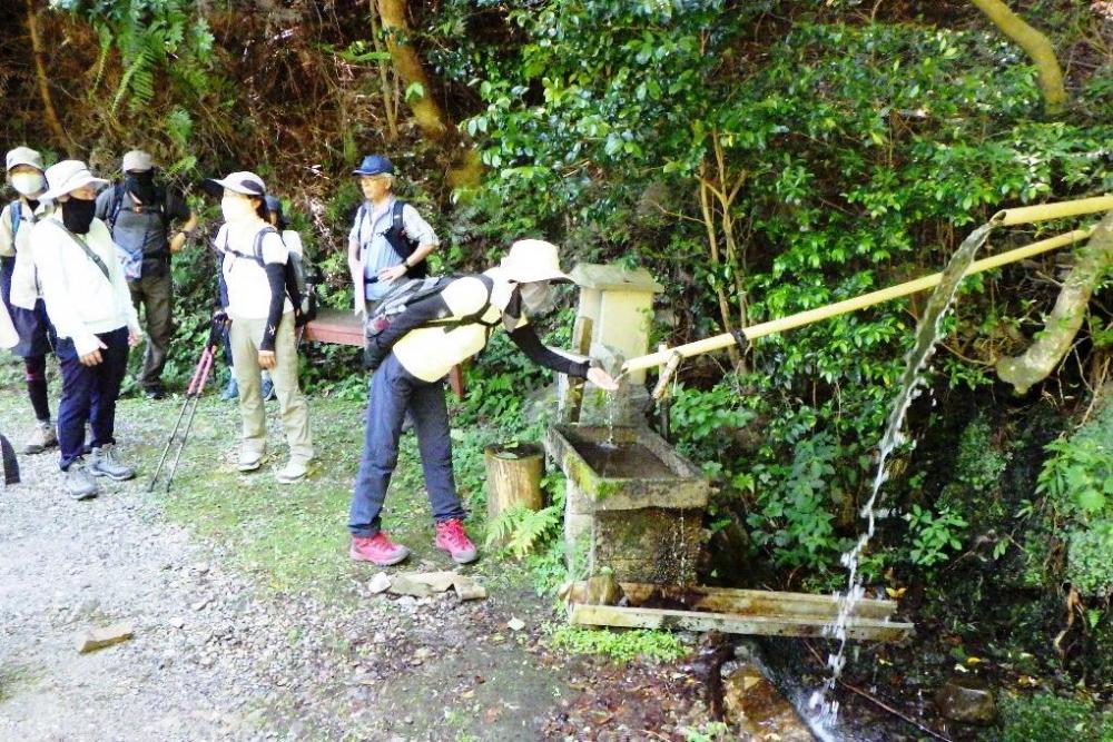 今日は水量が多いですね。冷たくて気持ちいいですね！