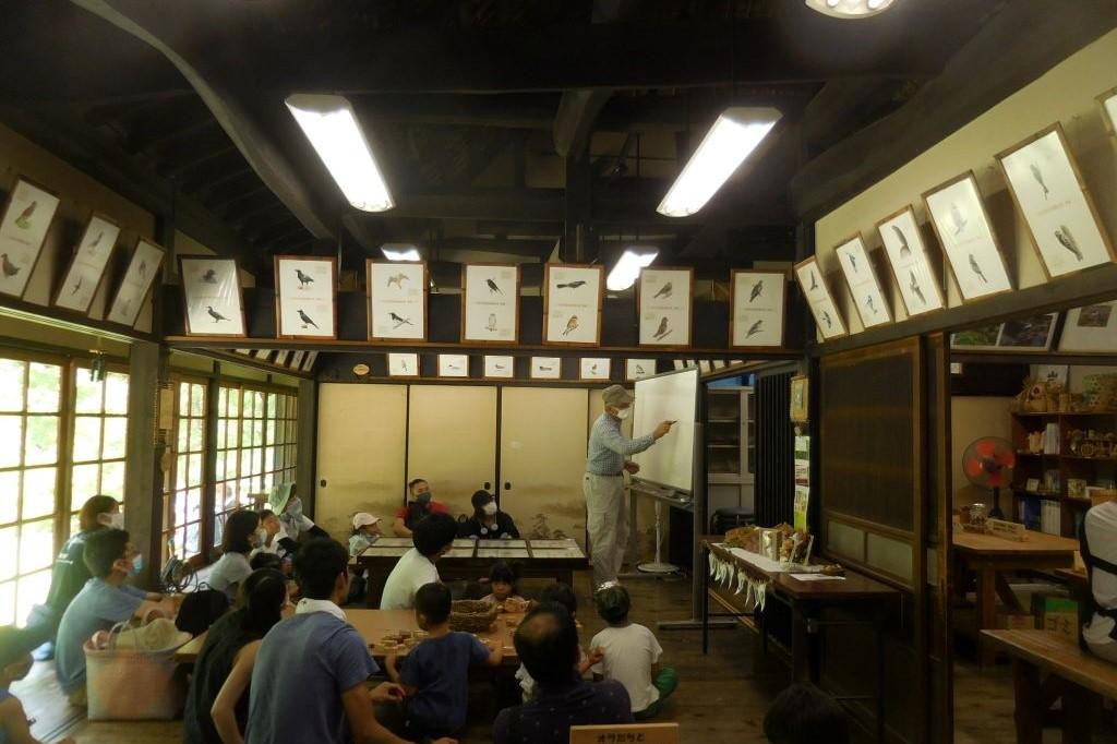まずは竹細工教室の津田先生から基本のレクチャーを受けました。