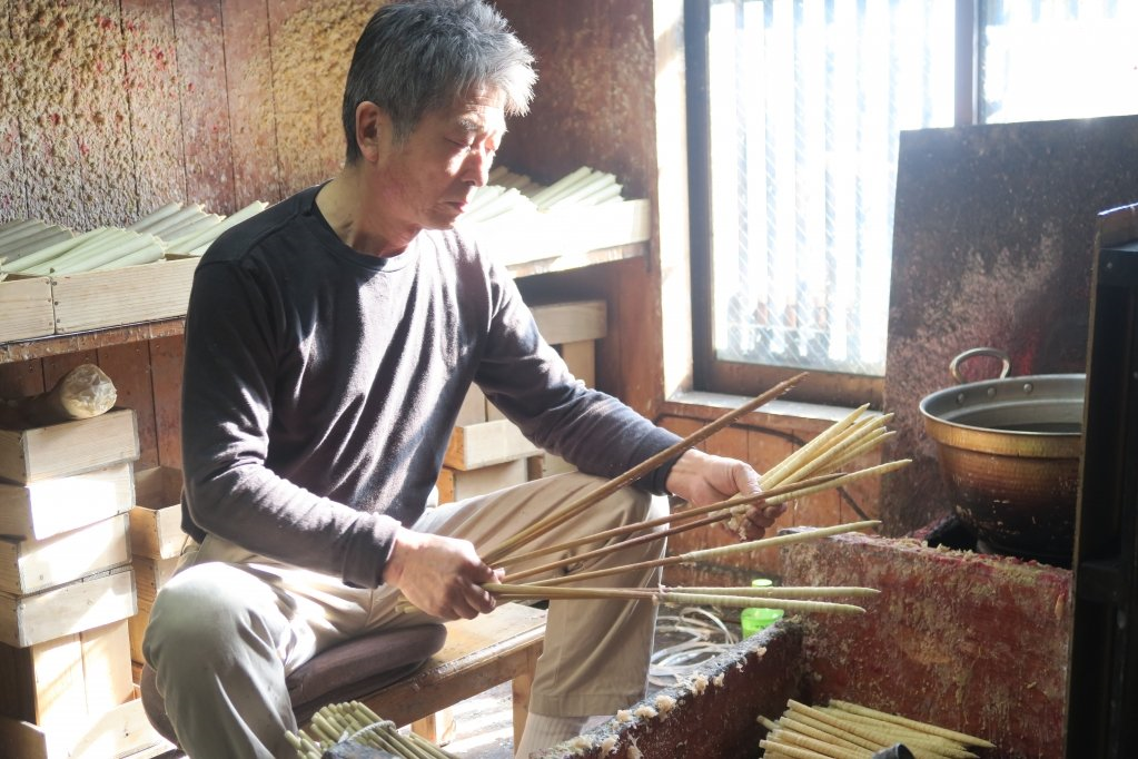 灯芯に竹串をさしていく「芯さし」　一本一本手作業です