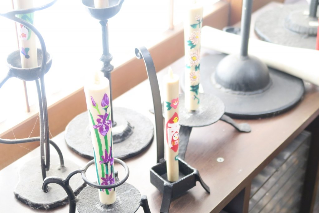 伊勢志摩サミットの贈答品に選ばれたカキツバタのデザインが展示されています