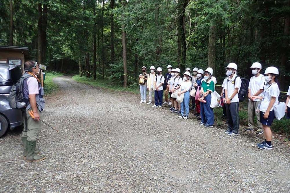 渡邊先生に北山湿地について教わります。