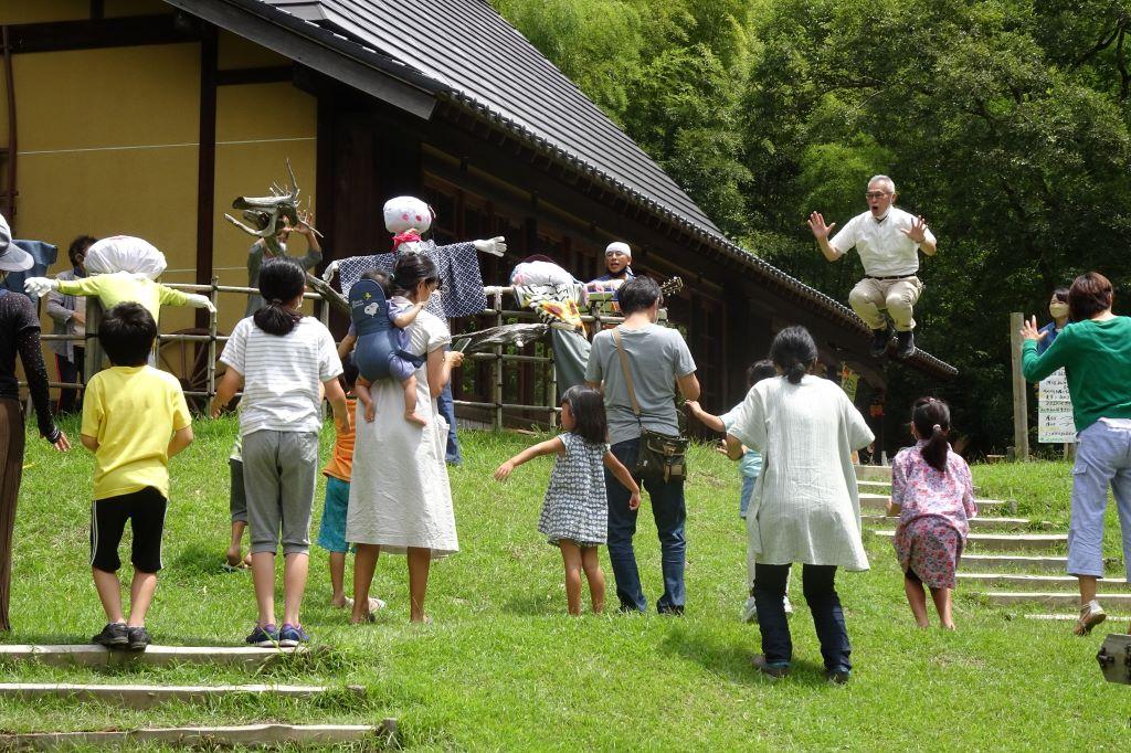 体験の森イベントのテーマソング「手のひらを太陽に」を大合唱中！スタッフのジャンプにご注目！