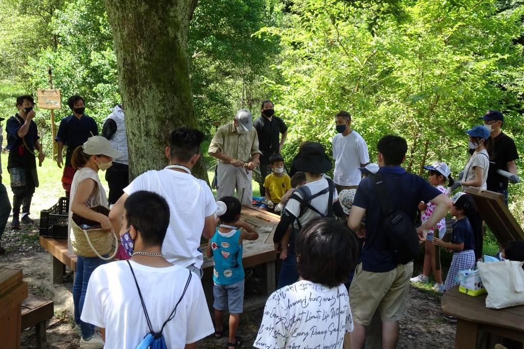 竹水鉄砲づくり開始。竹細工の先生からポイントの説明。